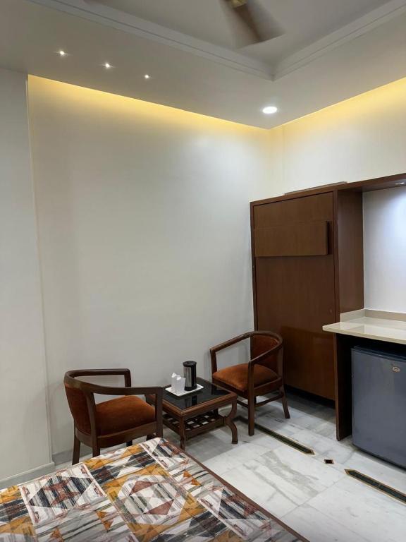 Posezení v ubytování Hotel C Park - 2 mins from Karol Bagh Metro Station, New Delhi
