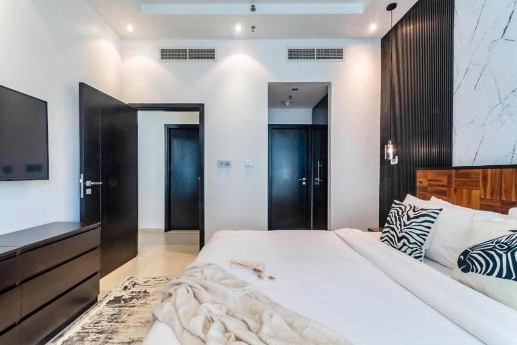 Postel nebo postele na pokoji v ubytování JBR Beach & Marina Walk I Ain Dubai view I 1 BDR
