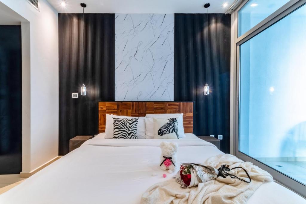 Postel nebo postele na pokoji v ubytování JBR Beach & Marina Walk I Ain Dubai view I 1 BDR