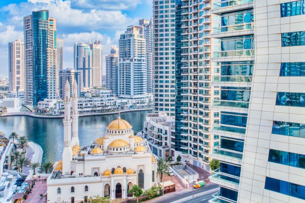 Nespecifikovaný výhled na destinaci Dubaj nebo výhled na město při pohledu z apartmánu