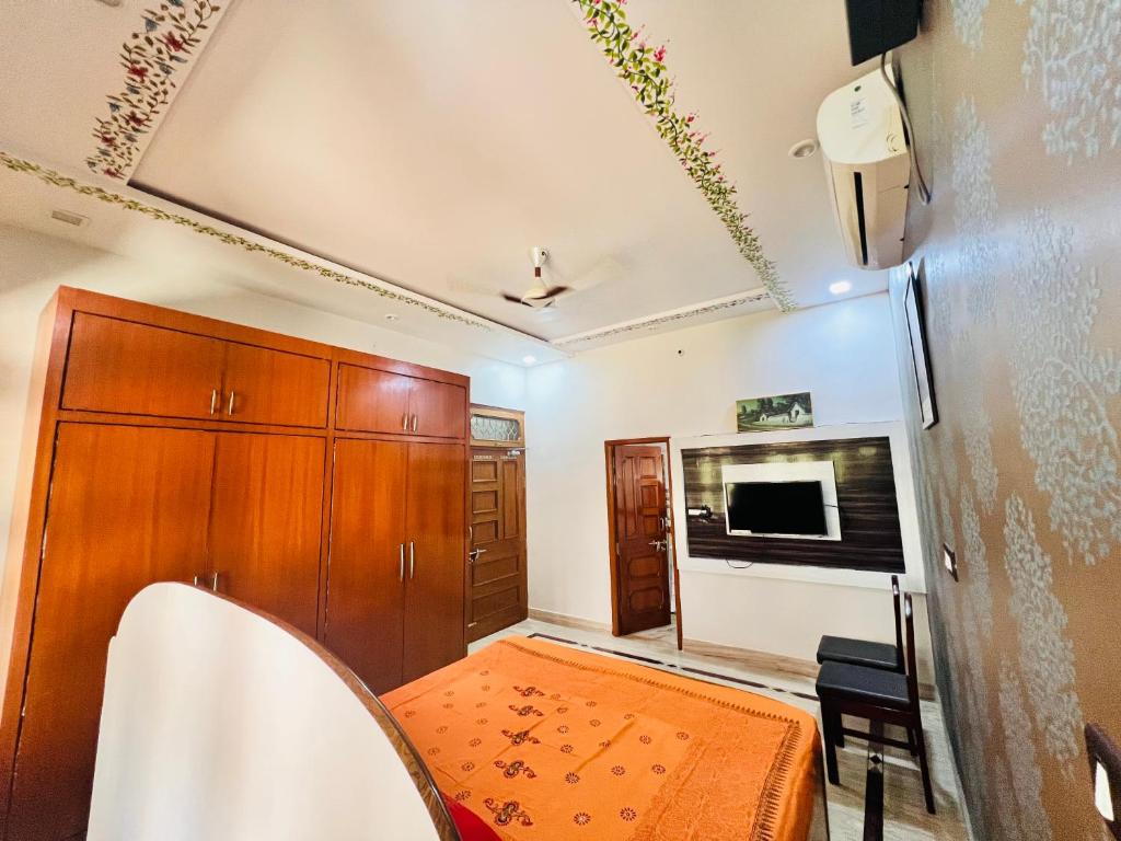 una sala de estar con mesa y TV y una habitación en Shiva The Retreat Homestay, en v