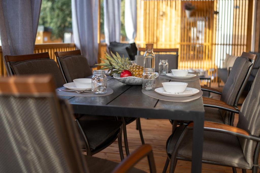 una mesa negra con un tazón de fruta. en Mobile Home Lotus, en Biograd na Moru