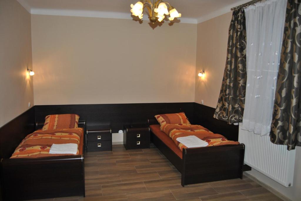 Posteľ alebo postele v izbe v ubytovaní Hotel Gościniec