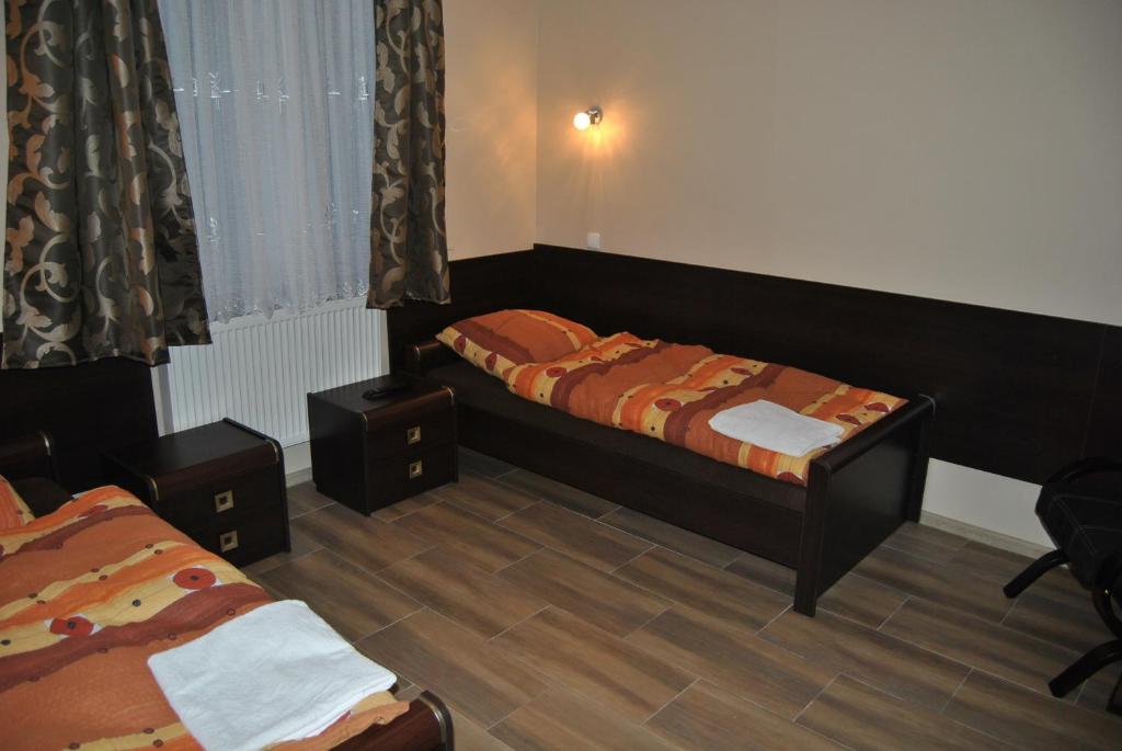 Posteľ alebo postele v izbe v ubytovaní Hotel Gościniec