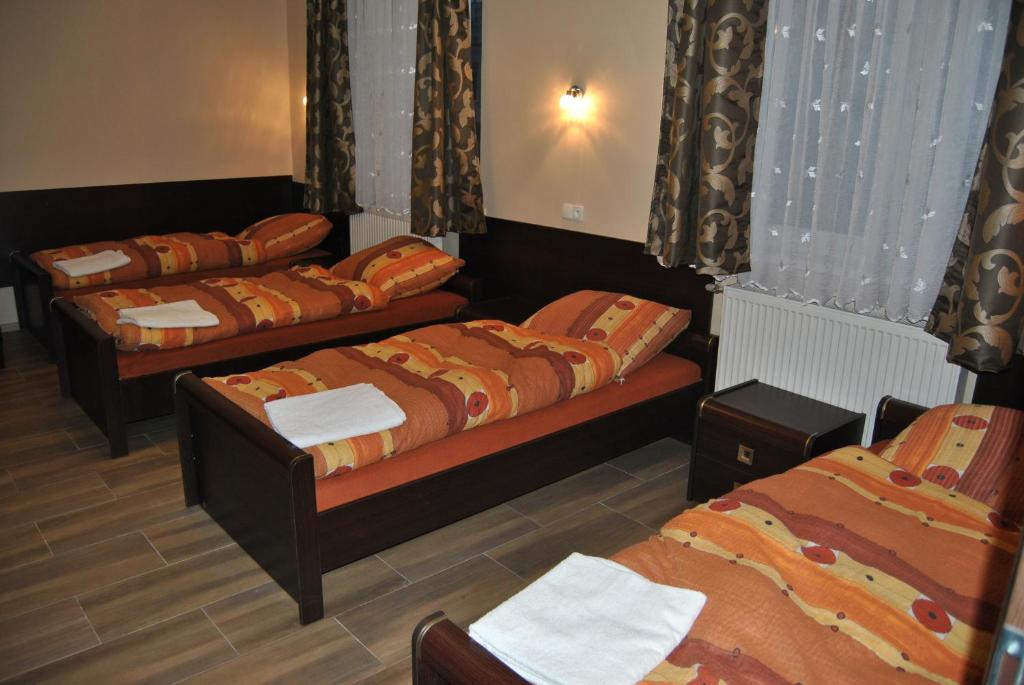 Posteľ alebo postele v izbe v ubytovaní Hotel Gościniec