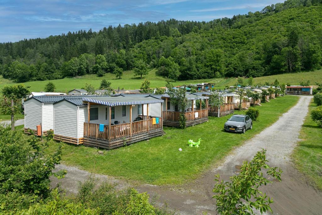 una vista aerea di una fila di case in un campo di Albatross Mobile Homes on Camping Bella Austria a Sankt Peter am Kammersberg