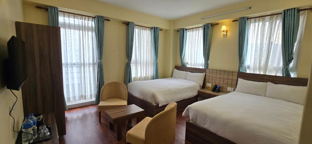 Postel nebo postele na pokoji v ubytování Hotel Dolkha Durbar