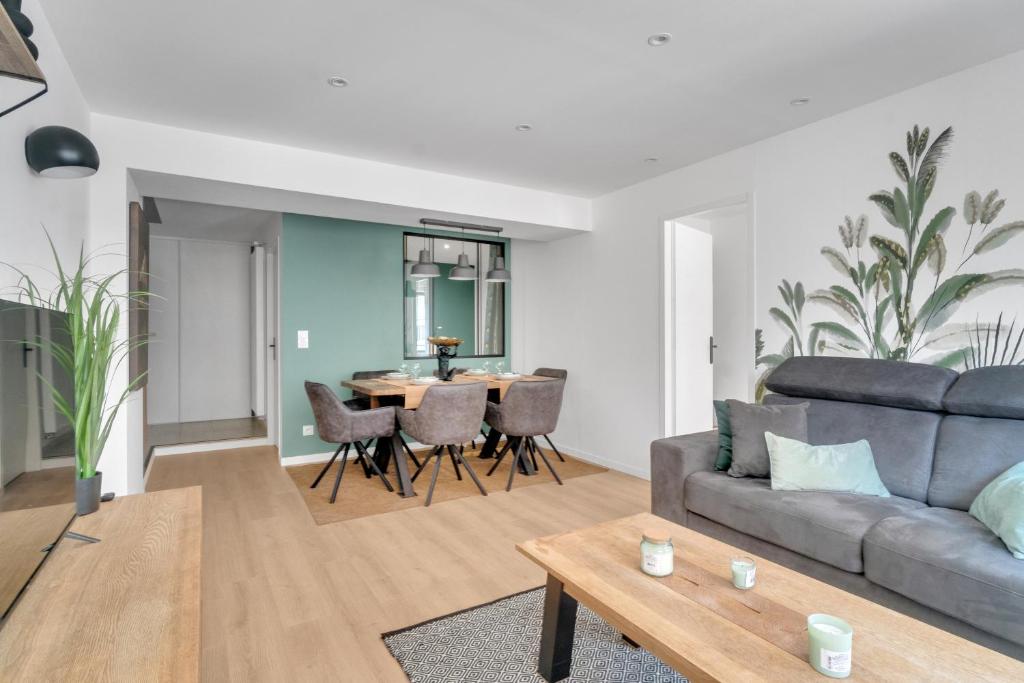 un salon avec un canapé et une table dans l'établissement Le Charles Roissard - Proche Gare, à Chambéry