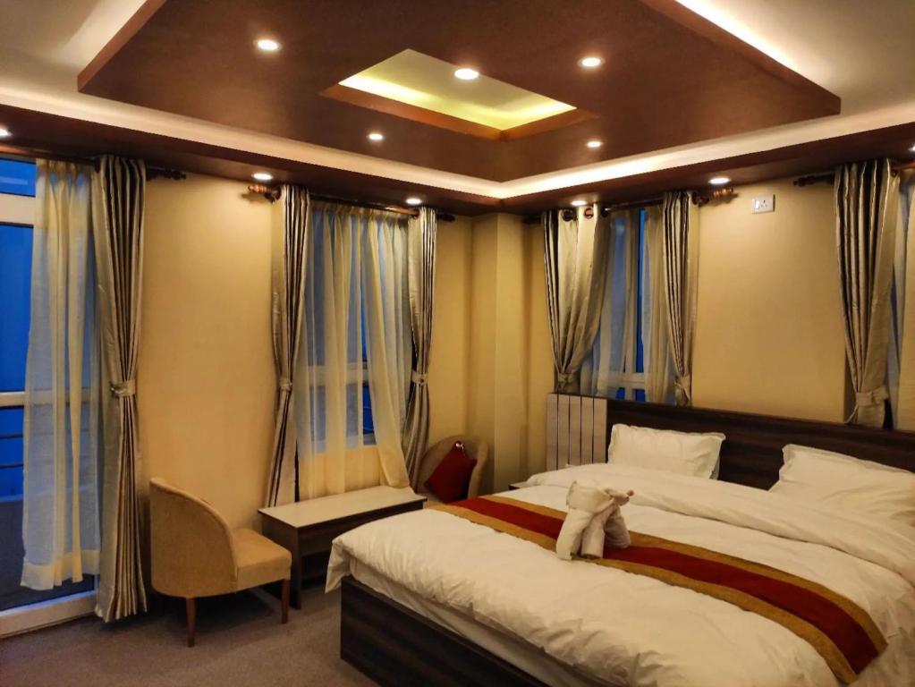 Postel nebo postele na pokoji v ubytování Hotel Dolkha Durbar
