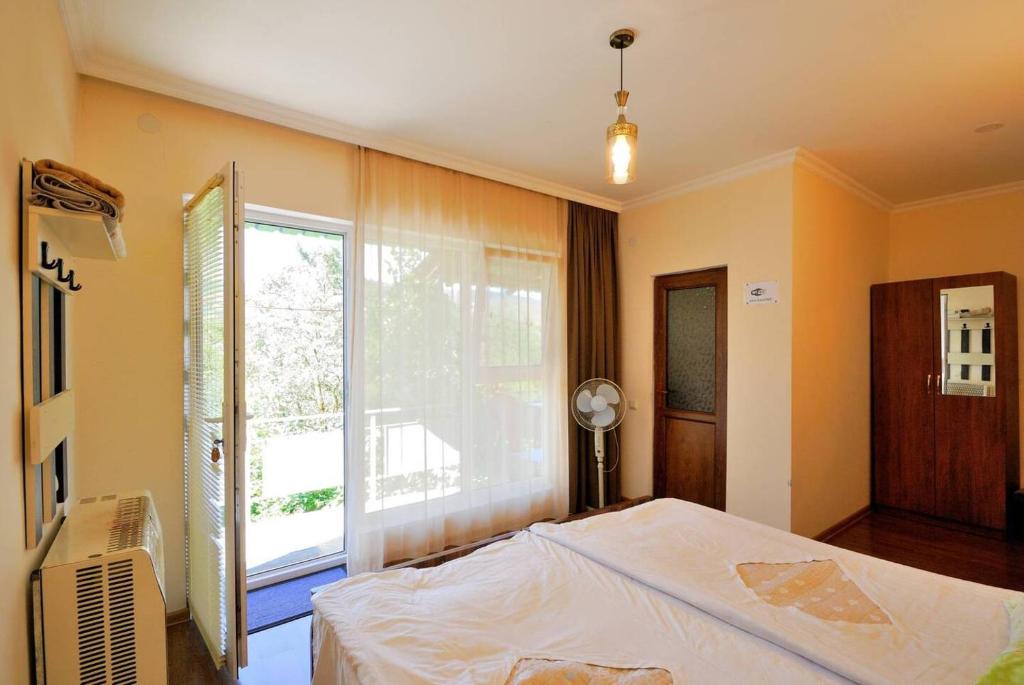 Postel nebo postele na pokoji v ubytování Hotel Vardzia K A L A