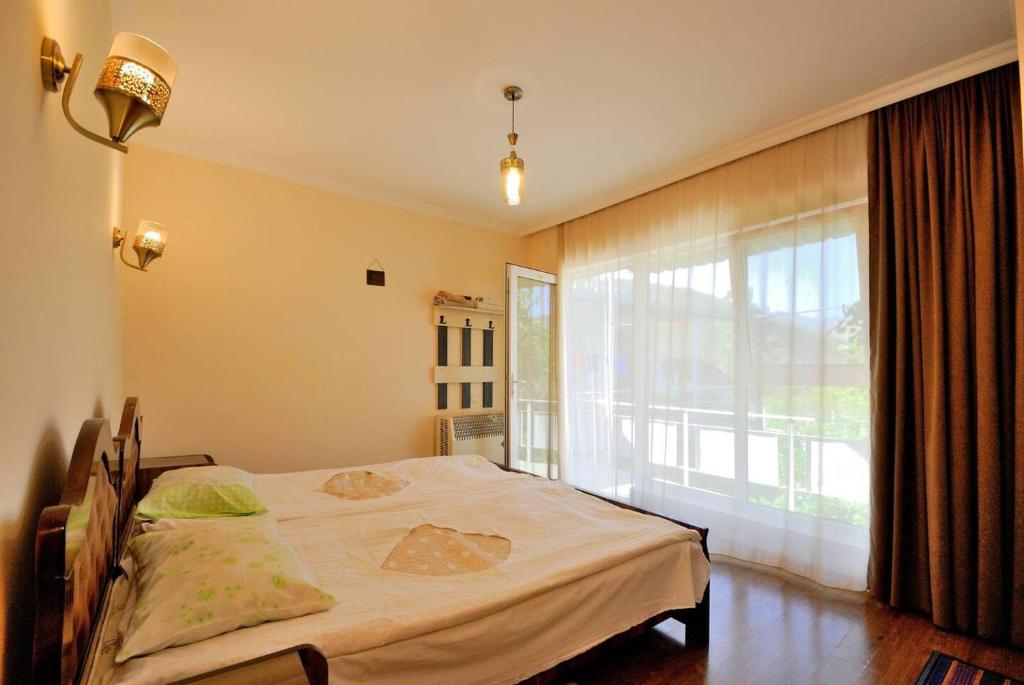 Postel nebo postele na pokoji v ubytování Hotel Vardzia K A L A