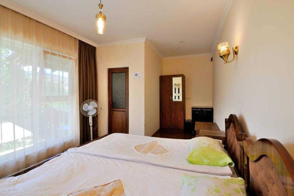 Postel nebo postele na pokoji v ubytování Hotel Vardzia K A L A