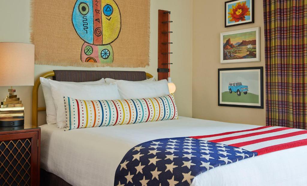 Postel nebo postele na pokoji v ubytování Graduate by Hilton Tempe