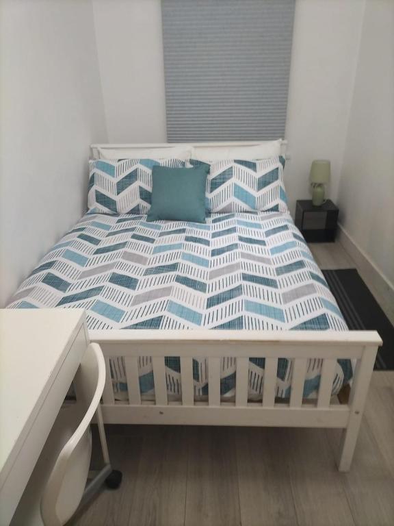 Postel nebo postele na pokoji v ubytování Comfortable Double Bed Located near City Centre, suitable for Contractors Health Care Professionals or long business stays in Coventry or delightful holidays in Coventry or within the West Midlands area Free Wifi Tea and Coffee Provided