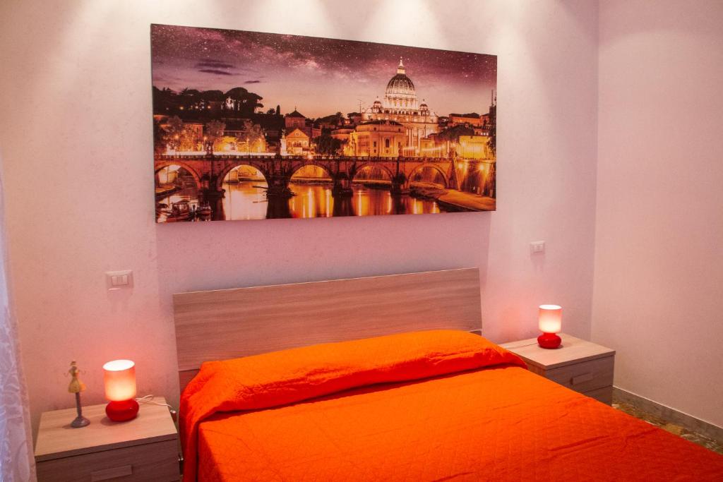 ローマにあるDomus Romaeのベッドの上に絵画が描かれたベッドルーム1室