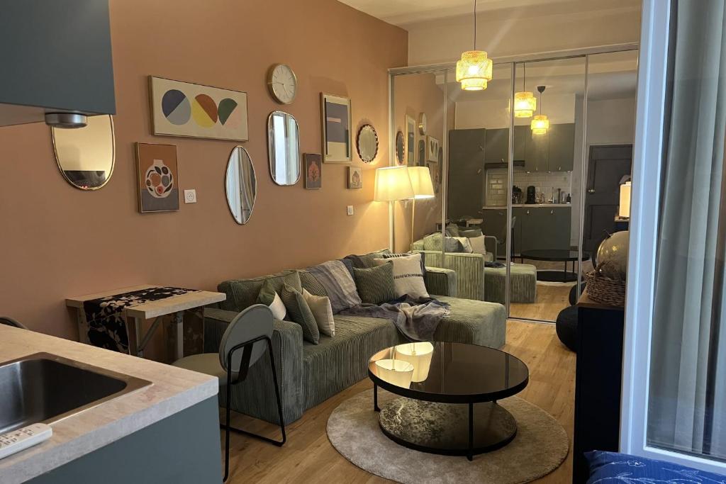 un salon avec un canapé et une table dans l'établissement Cosy air-conditioned studio in the heart of Nice, à Nice