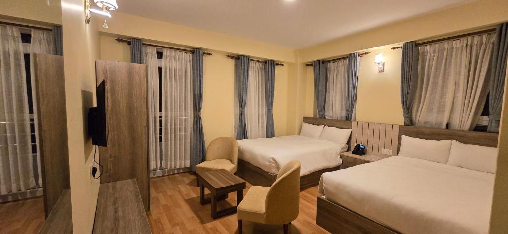 Postel nebo postele na pokoji v ubytování Hotel Dolkha Durbar