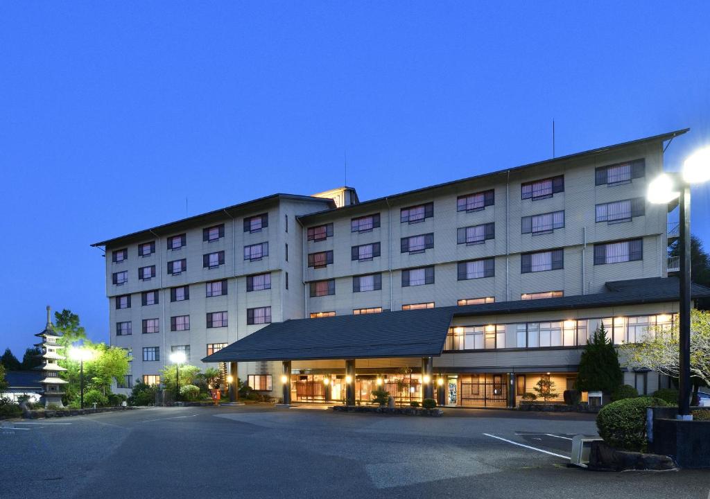 美作Yunogo Onsen HOTEL YUNOMORI BISYUNKAKU的一座前面有街道的大楼