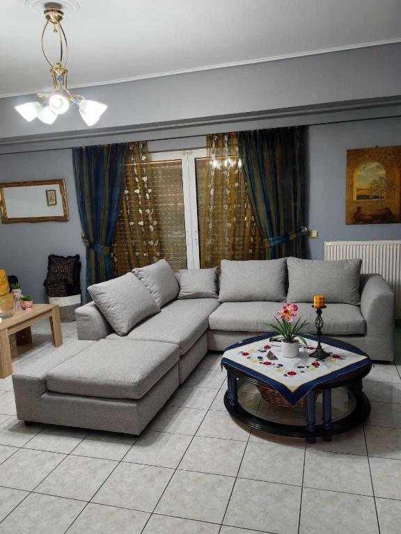 Χώρος καθιστικού στο Chrisoupoli Cheerful 2 Bd Apt with Balcony