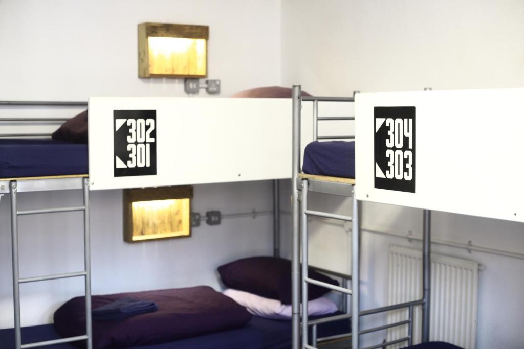 Postel nebo postele na pokoji v ubytování Central Backpackers