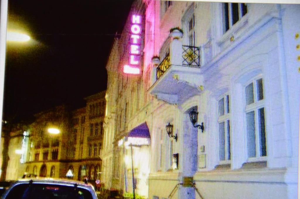 ein Neonschild an der Seite eines Gebäudes in der Unterkunft Steens Hotel in Hamburg