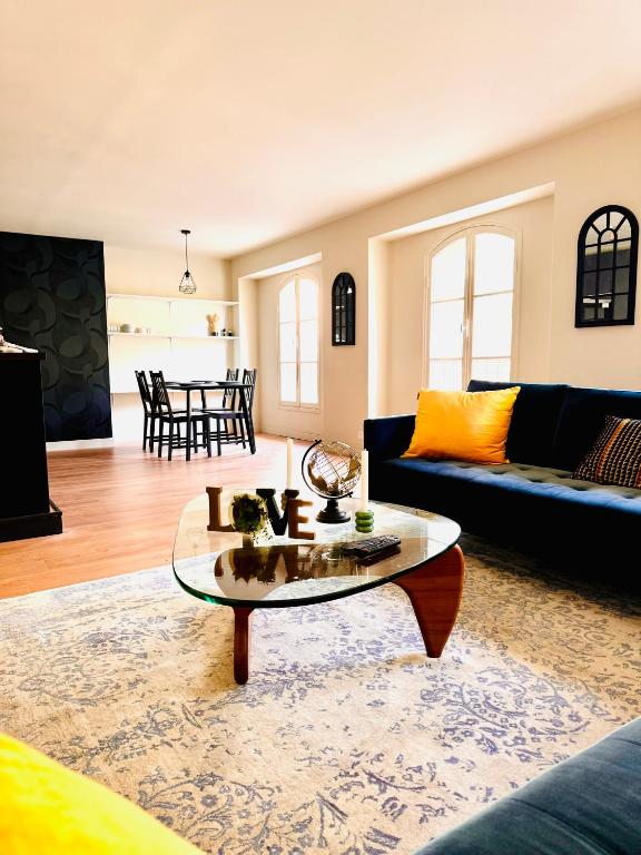 un salon avec un canapé et une table basse dans l'établissement love to bordeaux triangle d'or 2 bedrooms, à Bordeaux