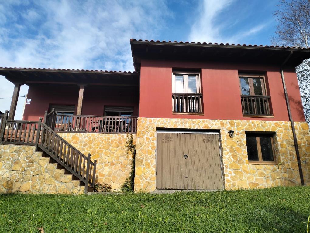a house with a door and a stone wall at La Casa de Nuria in Cangas de Onís
