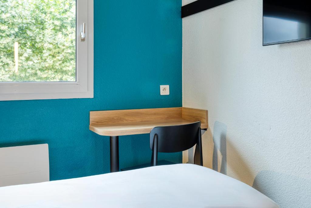 TV a/nebo společenská místnost v ubytování B&B HOTEL Liège Rocourt