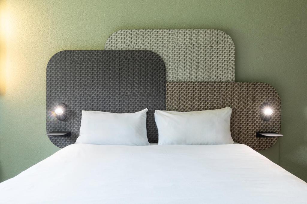 Postel nebo postele na pokoji v ubytování B&B HOTEL Liège Rocourt