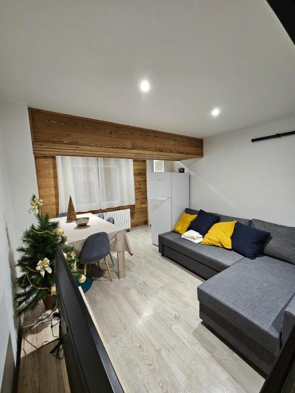 un salon avec un canapé et une table dans l'établissement Appartement entièrement rénové - Vars les Claux, à Vars