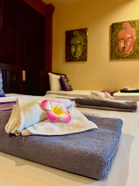 Baan Ton Rak Boutique Resortにあるベッド