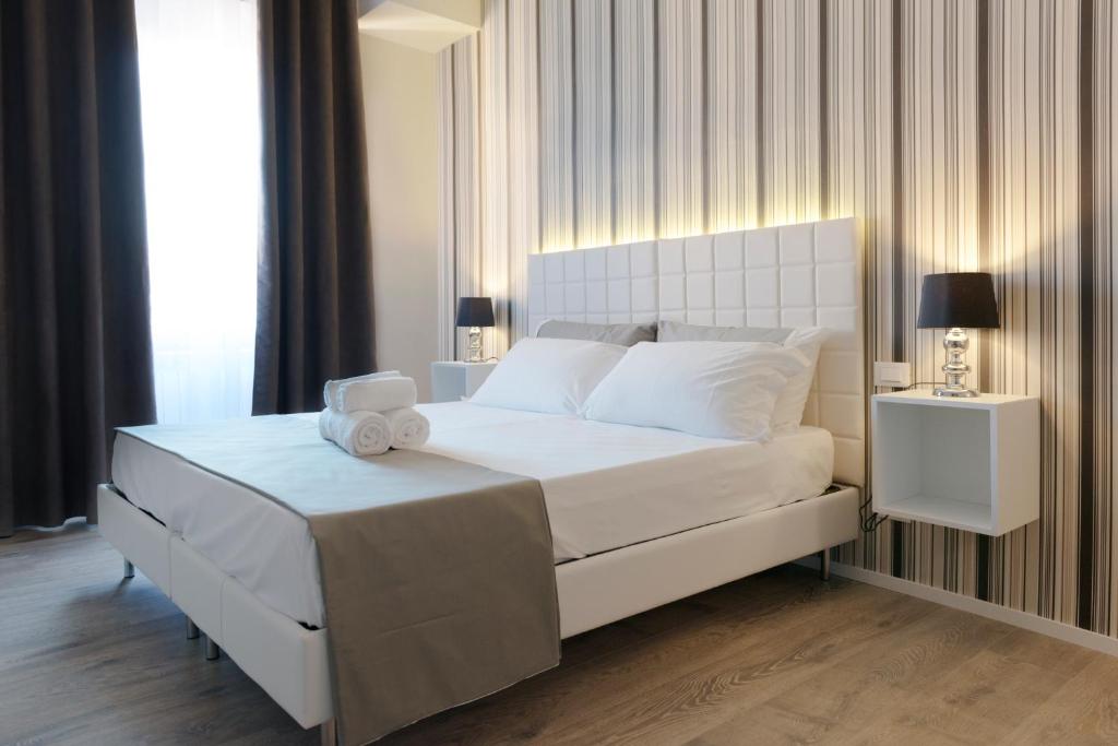 ローマにあるResidenza Edoardo Iのベッドルーム(白い大型ベッド、白い枕付)