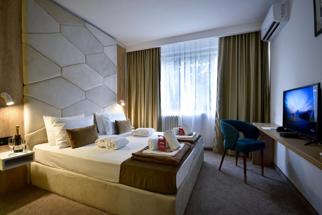 Postel nebo postele na pokoji v ubytování Hotel Sumadija