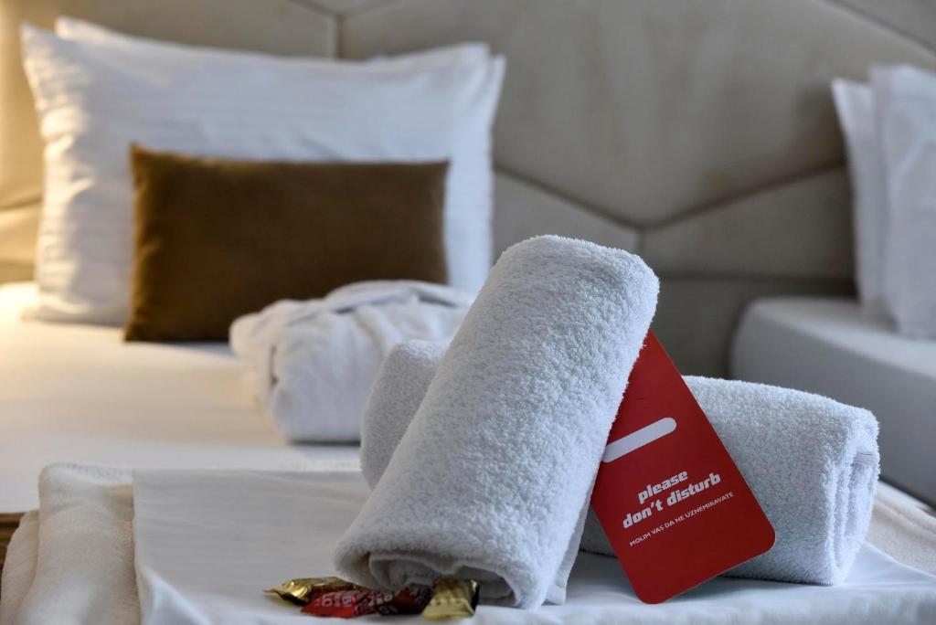 Postel nebo postele na pokoji v ubytování Hotel Sumadija