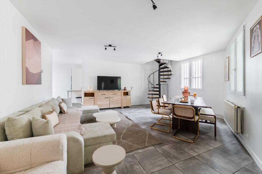 un salon avec un canapé et une table dans l'établissement Villa Romainville paris pour 8 personnes - FLAT-GUEST, à Romainville