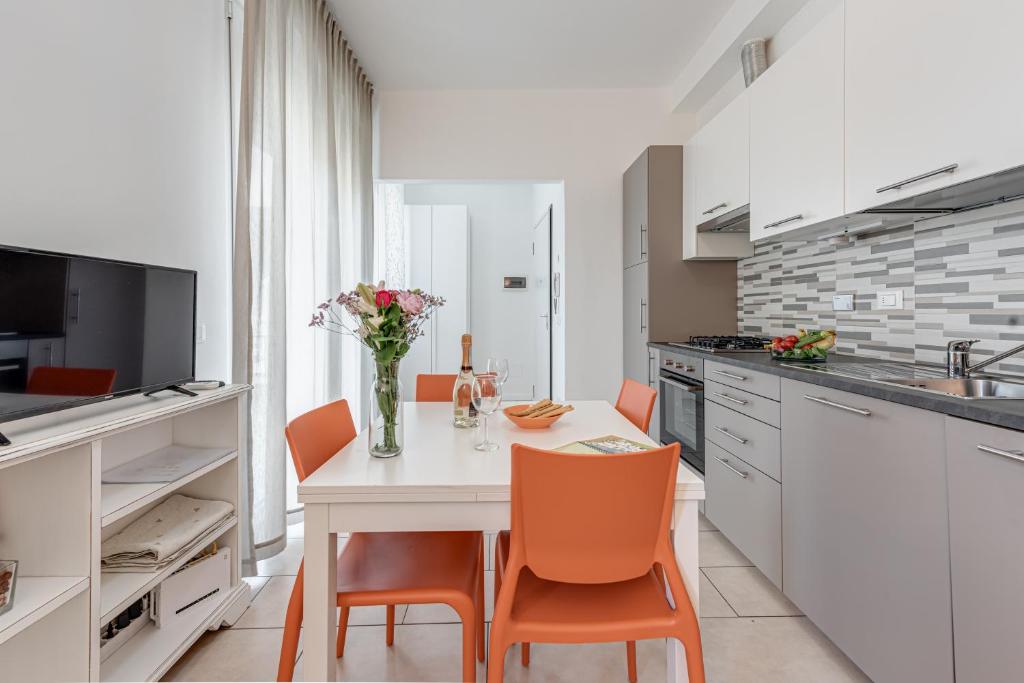 フィレンツェにあるMeliana - Sweet Dreams in Florenceのキッチン(白いテーブル、オレンジの椅子付)