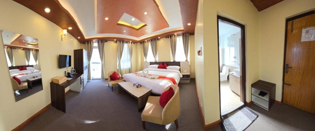 Postel nebo postele na pokoji v ubytování Hotel Dolkha Durbar