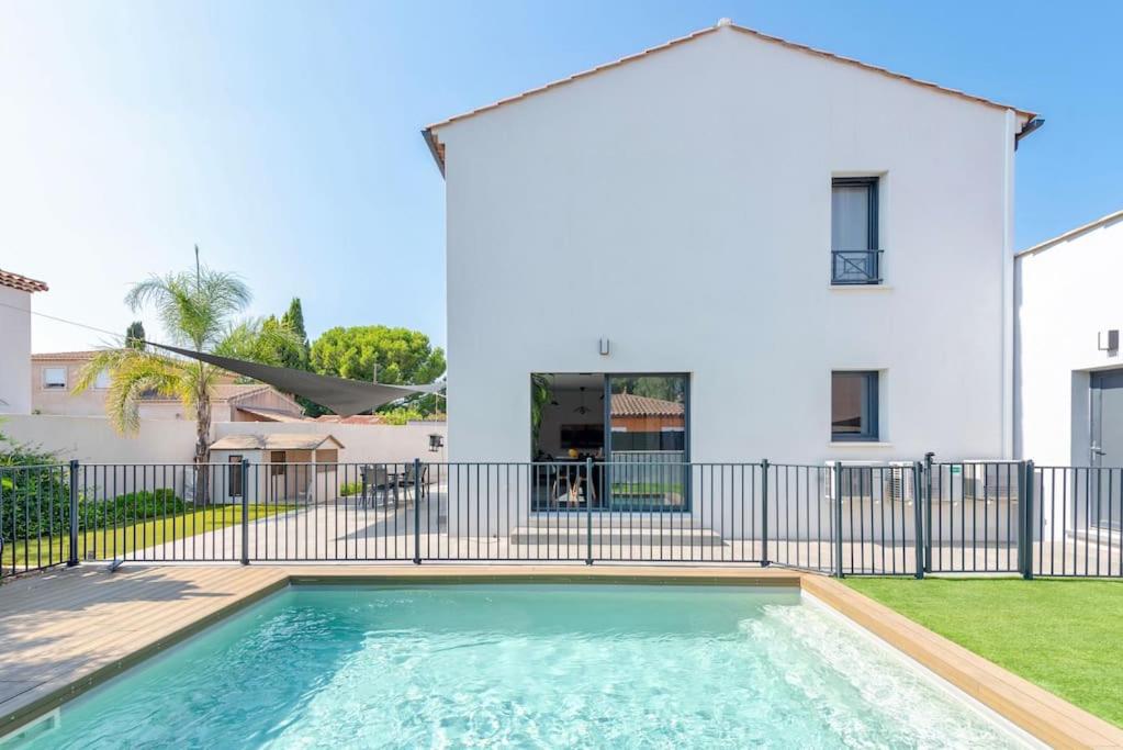 une piscine devant une maison blanche dans l'établissement Maison familiale exceptionnelle proche centre, à La Crau