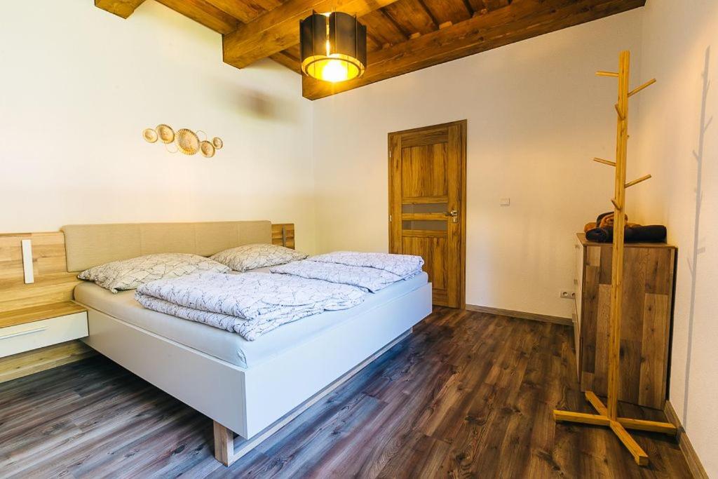 Llit o llits en una habitació de Apartmány pri Jaskyni - Bystrá