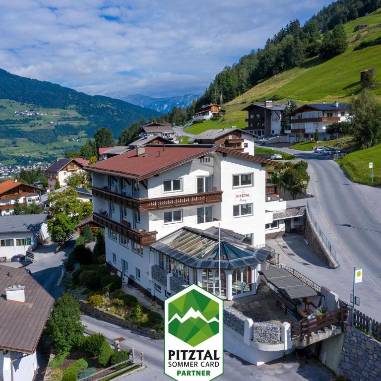 obraz budynku w wiosce z drogą w obiekcie Pitztal Living Apartments w mieście Jerzens