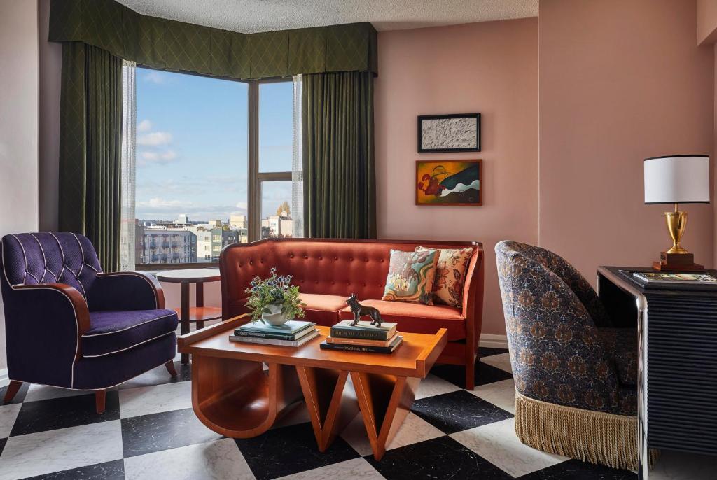 Graduate by Hilton Seattle - 毕业皇后区，有两个大号床和天际线