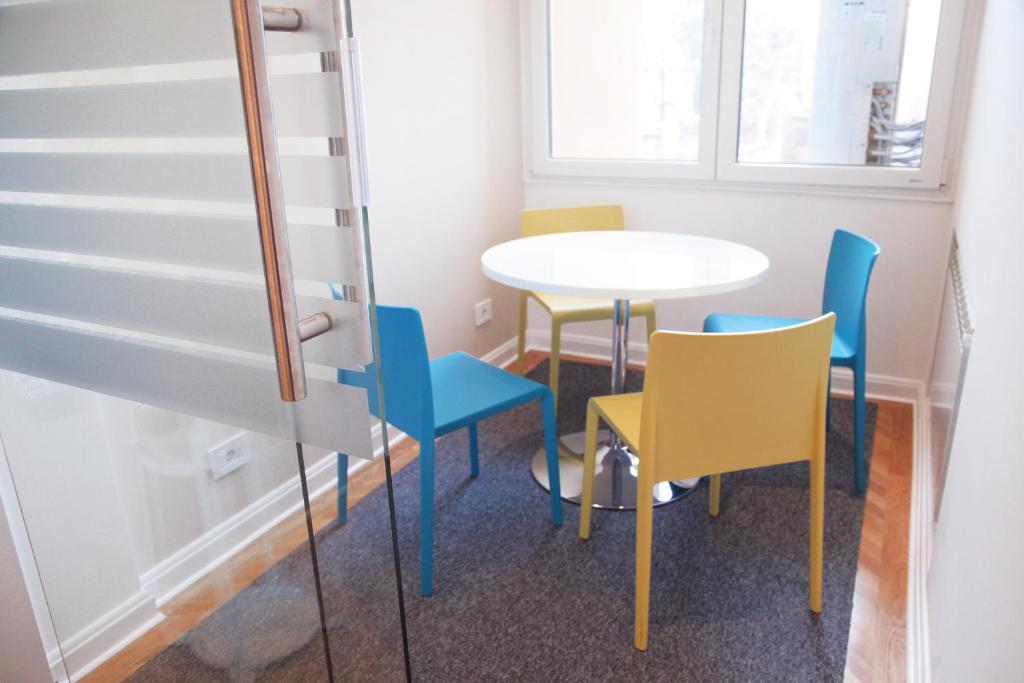 Posezení v ubytování Hostel Karavan Inn