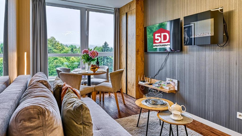 salon z kanapą i telewizorem w obiekcie Apartament SPA 56 Resort Kozubnik blisko Szczyrk - 5D Apartamenty w mieście Porąbka