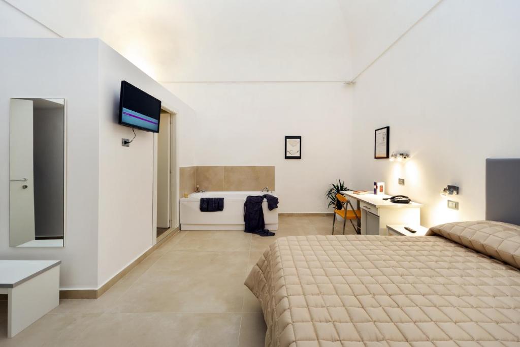 Postel nebo postele na pokoji v ubytování Il Tesoro Smart Suite & SPA