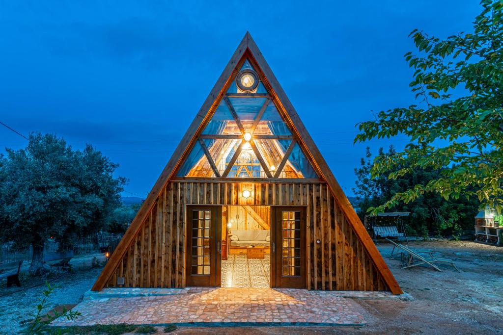 una casa con tetto triangolare e orologio di Cabaña Triangulo - Tierra de Arte a San Jorge