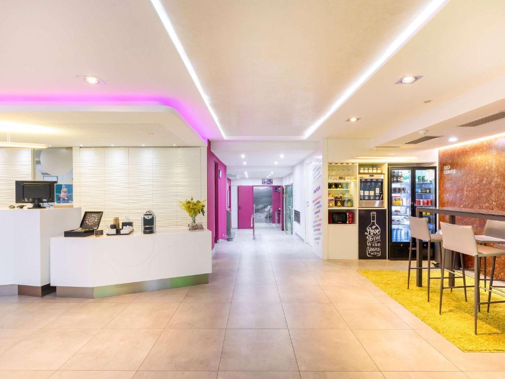 The lobby or reception area at Ibis Styles Madrid Prado