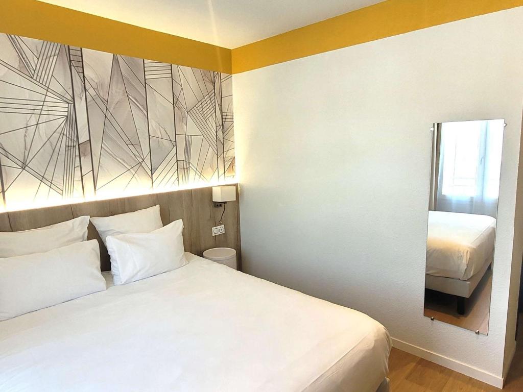 Postel nebo postele na pokoji v ubytování Mercure Lourdes Impérial