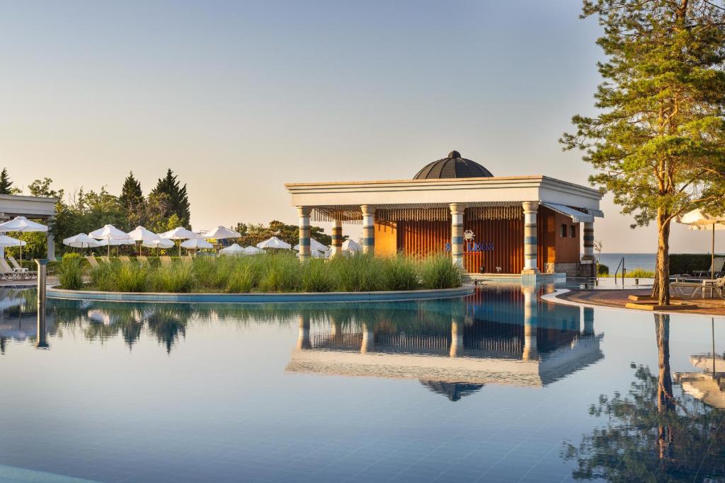 Bazén v ubytování Dreams Sunny Beach Resort and Spa - Premium All Inclusive nebo v jeho okolí