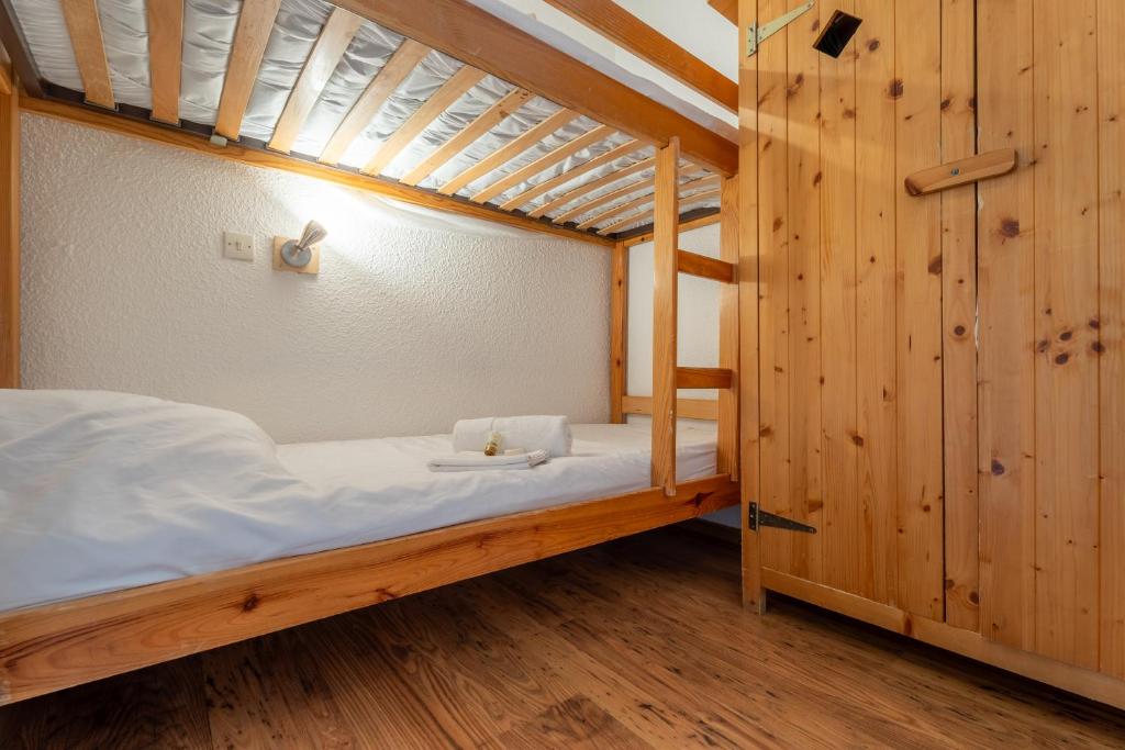 Postel nebo postele na pokoji v ubytování Ski In-Out - Heart of Val Thorens Cosy Apartment, WiFi 1003