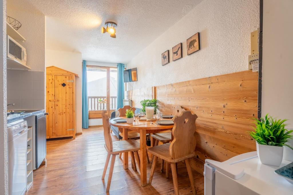 Kuchyň nebo kuchyňský kout v ubytování Ski In-Out - Heart of Val Thorens Cosy Apartment, WiFi 1003